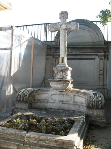 Общий вид надгробного памятника