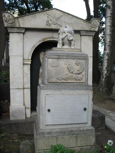 Общий вид надгробного памятника
