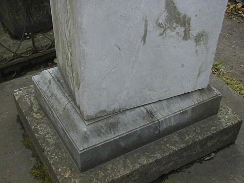 Изменение положения памятника относительно его основания на 
нижних плитах постамента из
светло-серого, полосчатого, мелко-, среднезернистого мрамора.