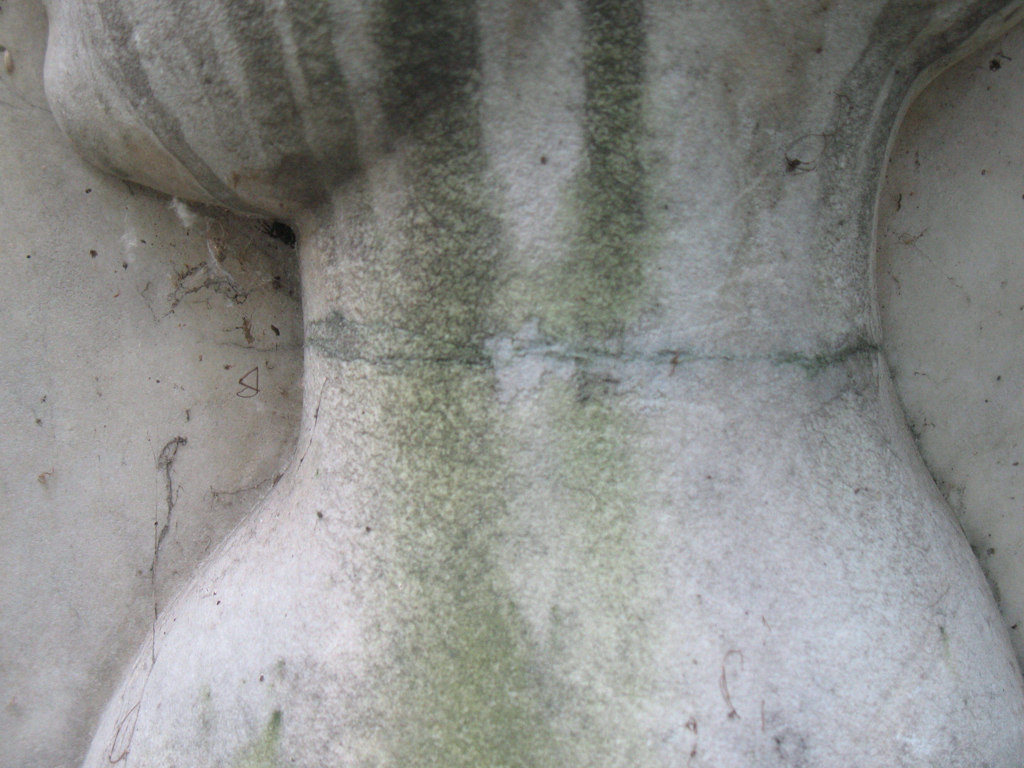 Трещина, грязевые отложения на белом мраморе