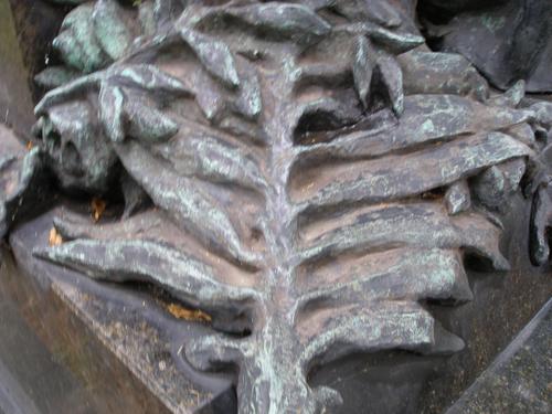 Продукты атмосферной коррозии и грязевые отложения на пальмовой ветви (лицевая сторона памятника).