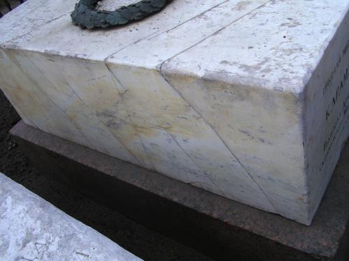 Трещины и огрубление поверхности на саркофаге из белого мелко-среднезернистого однородного мрамора. Восточная сторона. Май 2011.