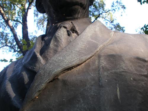 Тонкий неравномерный налет голубовато-зеленой патины с западной стороны памятника.