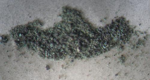 4. Зеленовато-черное тонкодисперсное вещество, присутствуют зеленые зерна ~ 0,1-0,4 мм.
