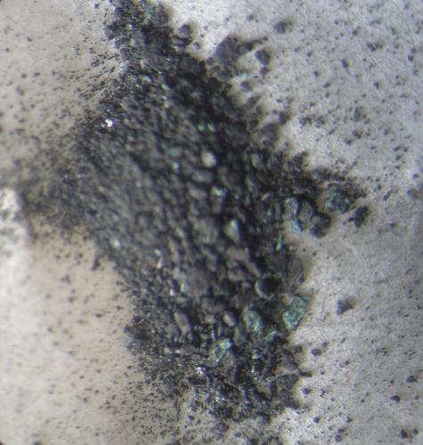 5. Черное тонкодисперсное вещество, присутствуют зеленовато-черные зерна  ~0,1-0,5  мм.