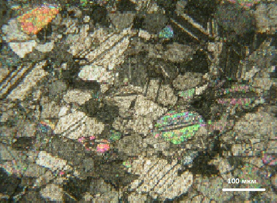 Результаты микроскопического и рентгеновского исследования светло-серого мрамора с памятника Н.Н. Ходотову, показали, что порода состоит из изометричных зерен кальцита, преобладающие размеры которых 1,5- 2мм. Структура гранобластовая.