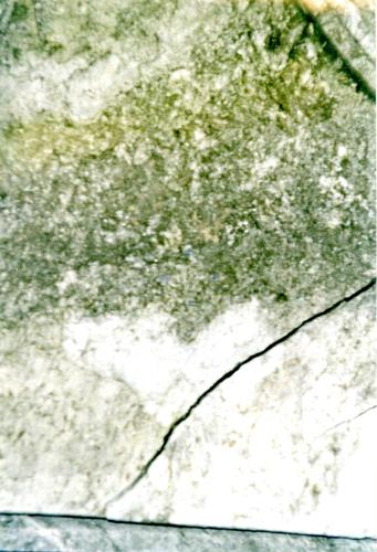 Фрагмент сени. Южная сторона. Видно отслаивание мрамора, трещина, приводящая к расколу г/п. Фото ноября 2003 г.