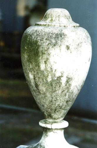 Ваза-светильник из белого, мелко-, среднезернистого мрамора. Видны налеты биологического происхождения и атмосферные грязевые отложения. Фото ноября 2003 г.