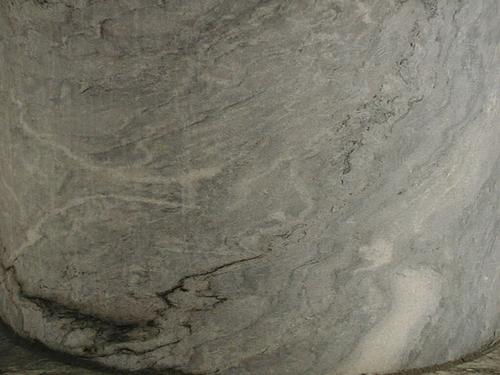 Полуколонна из светло-серогополосчатого, мелко-, среднезернистого мрамора. Фото июля 2002 г